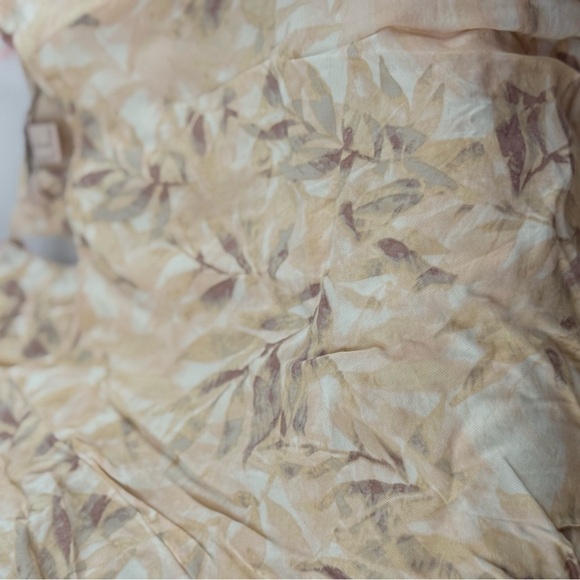 Forever 21 Neutral Colored Blouse with Leaf Foliage on the Pattern Size XS - Picture 12 of 14